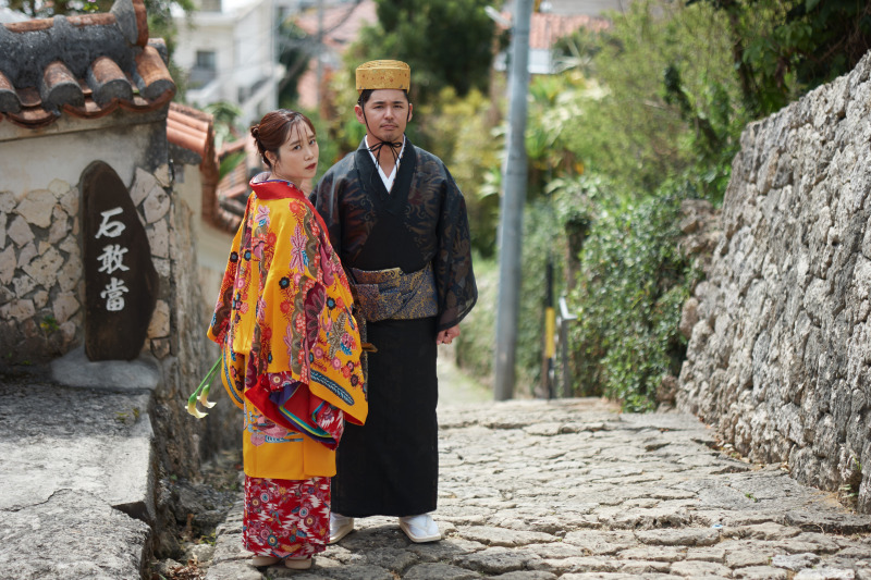 【琉装ロケーション】スタジオと首里の石畳を巡る、歴史の面影と伝統美に触れる本格フォトプラン