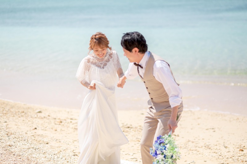 【ドローンフォト&ムービー】ウォーターイン 付き！データ150カット｜ドレス・タキシード1点｜ビーチフォト