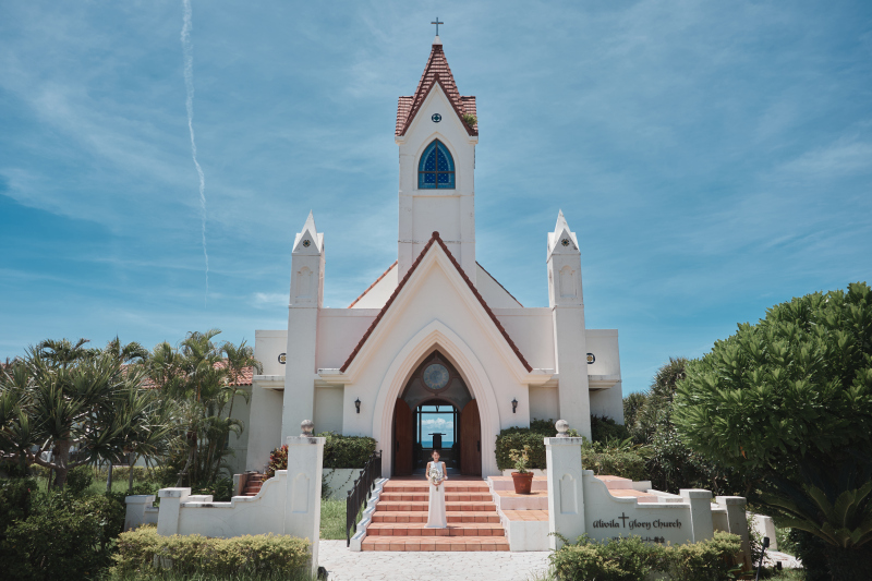 【光と色彩が織りなす、温かみのあるチャペルフォトプラン】ドレス・タキシード1点｜データ100カット｜ビーチ撮影つき