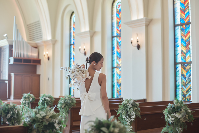 【光と色彩が織りなす、温かみのあるチャペルフォトプラン】ドレス・タキシード1点｜データ100カット｜ビーチ撮影つき