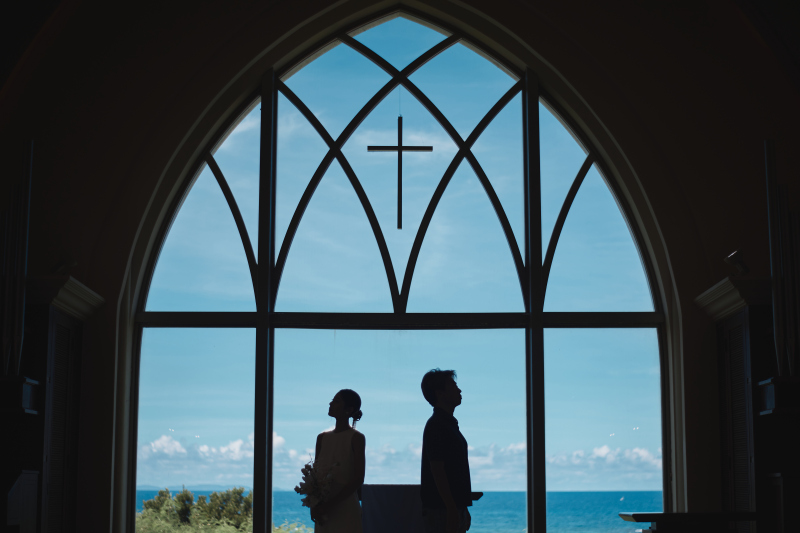 【光と色彩が織りなす、温かみのあるチャペルフォトプラン】ドレス・タキシード1点｜データ100カット｜ビーチ撮影つき