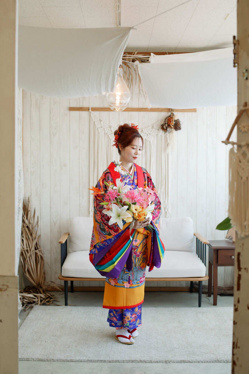 【琉装スタジオ&ドレスビーチ】沖縄の伝統と青い海をどちらも残す充実の2着フォト