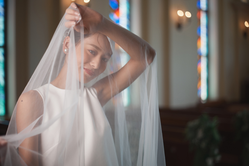 【光と色彩が織りなす、温かみのあるチャペルフォトプラン】ドレス・タキシード1点｜データ100カット｜ビーチ撮影つき