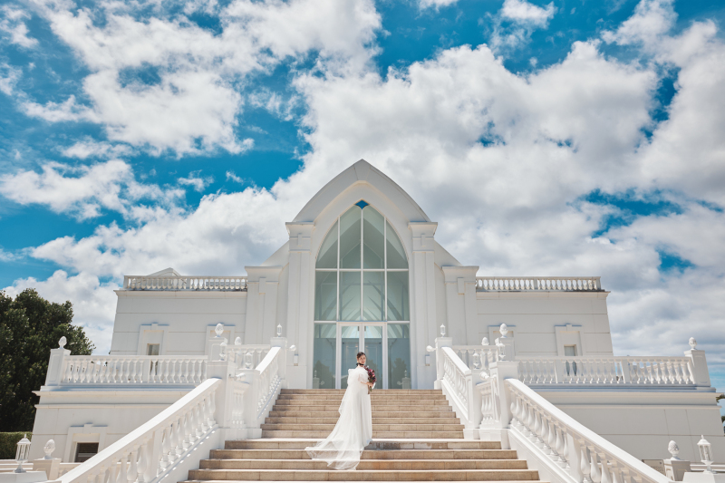 【純白のチャペルフォトプラン】ドレス・タキシード1点｜データ100カット｜ビーチ撮影つき