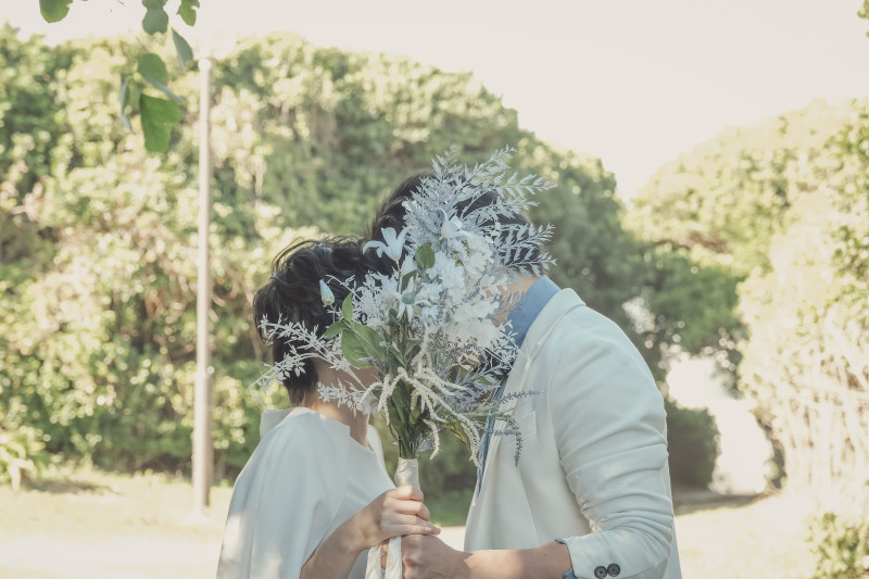 ブーケで顔隠し