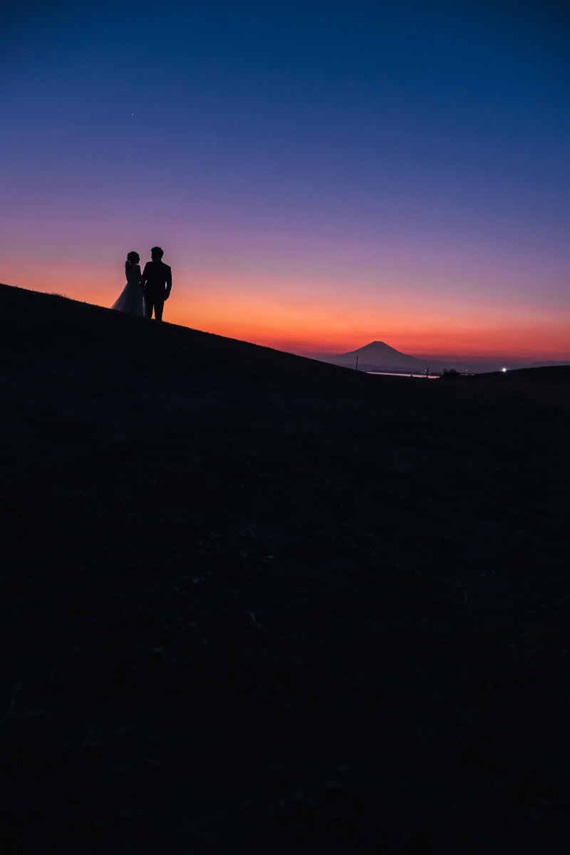 夕焼けの中に浮かぶもの