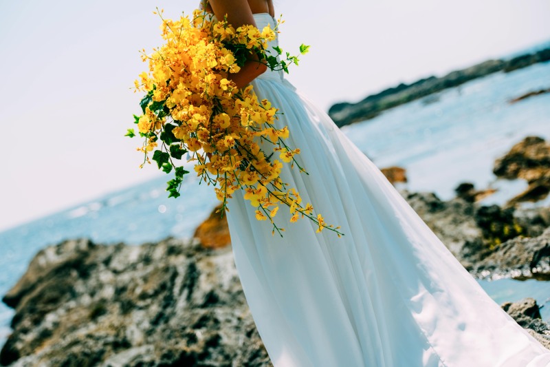 ドレスとブーケを