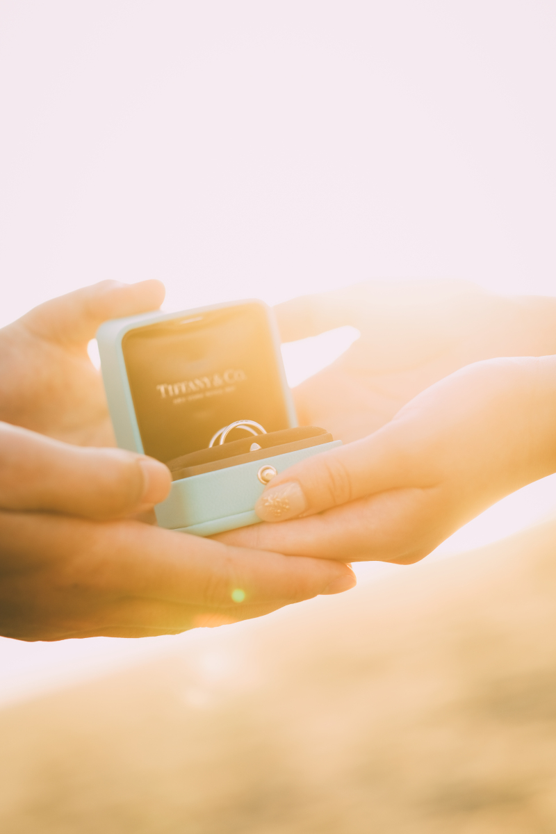 指輪のカットも幻想的に