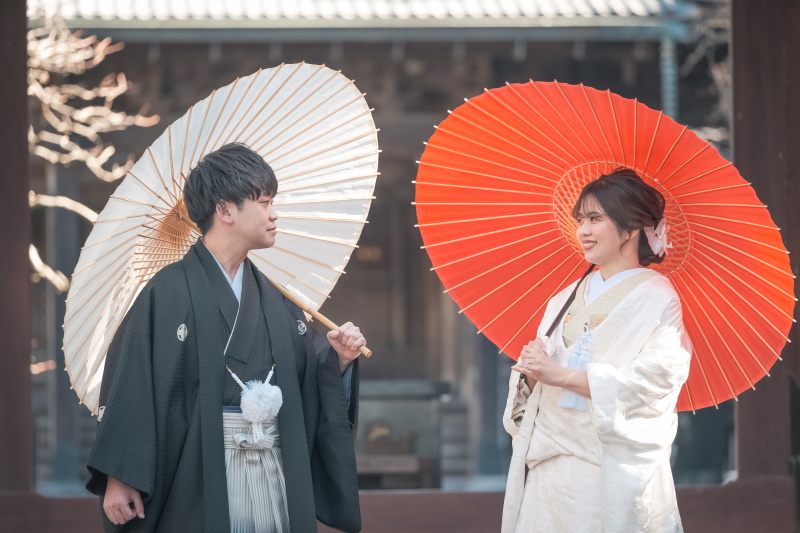 見慣れない和装に照れながら