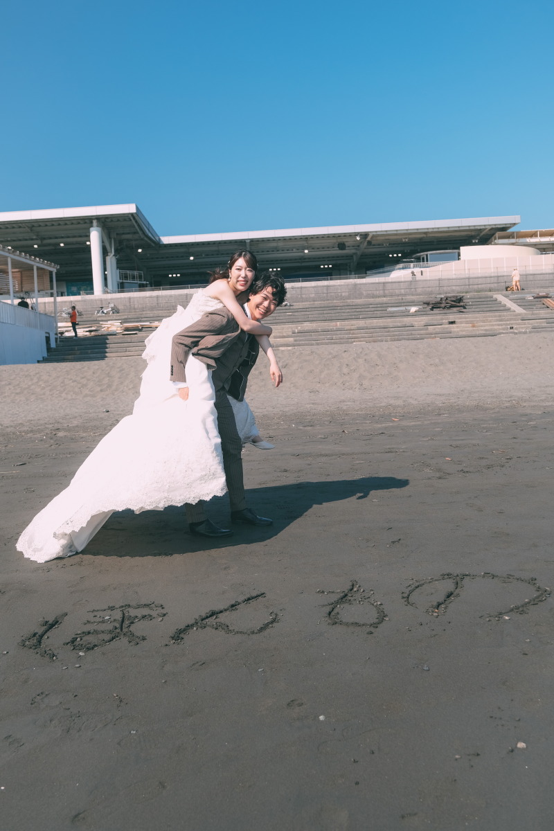 海辺に合った謎の「ほんもの」の文字と一緒に撮影！