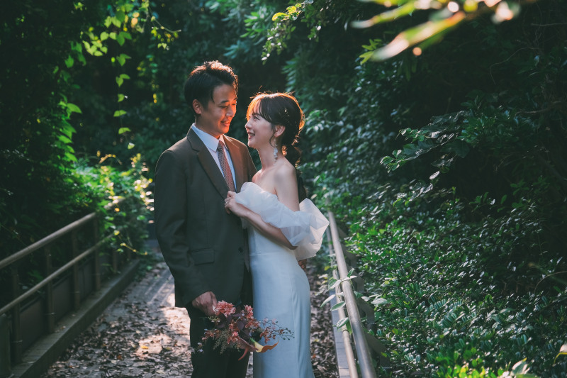 寄り添う新郎新婦様