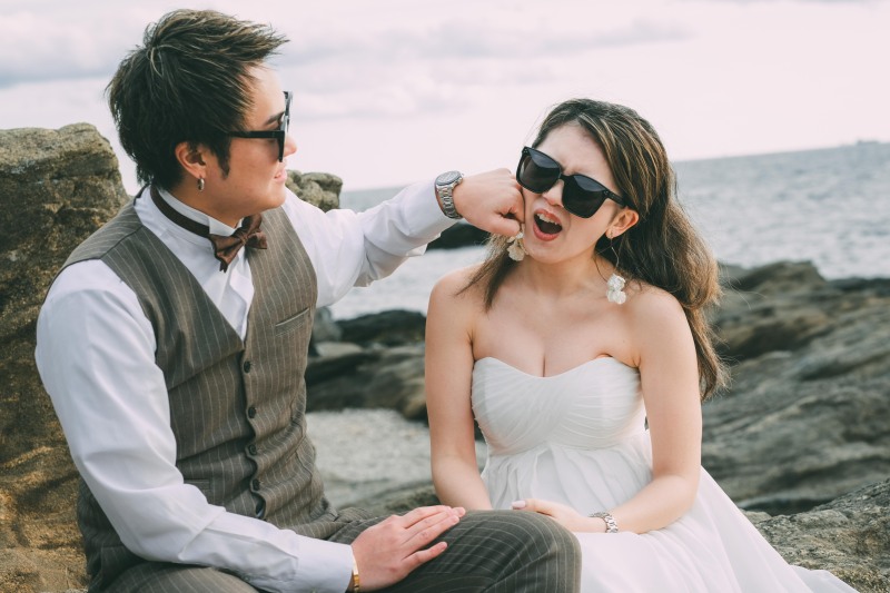 サングラスをして面白いポージングで