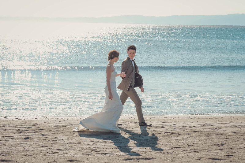 秋晴れの海辺で