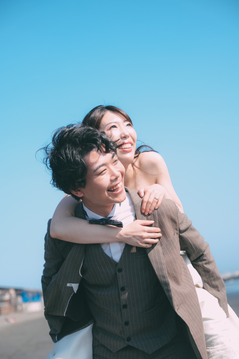 お次はウェディングドレスに着替えて海撮影！