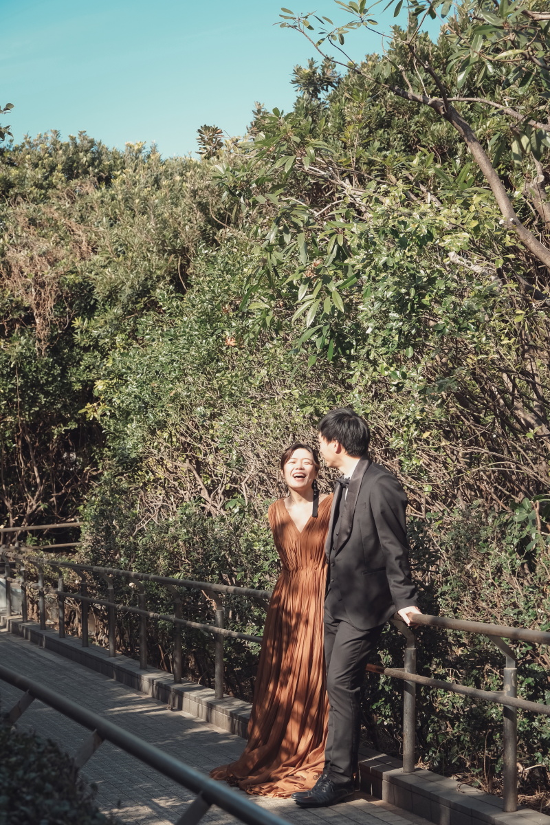 アースカラーのドレスはより華やかな印象に