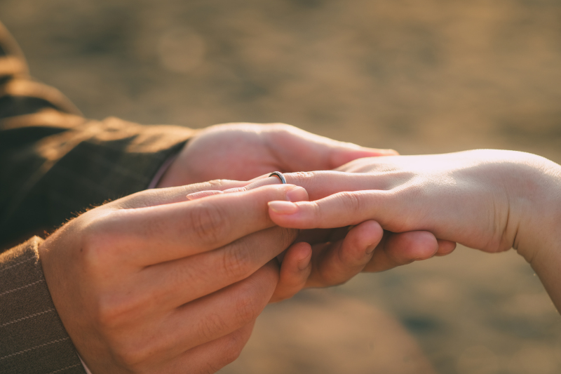 指輪を付けているカットも忘れずに!