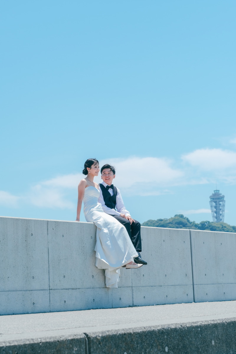 江ノ島を背景に!