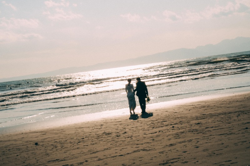 お二人が歩いているカット