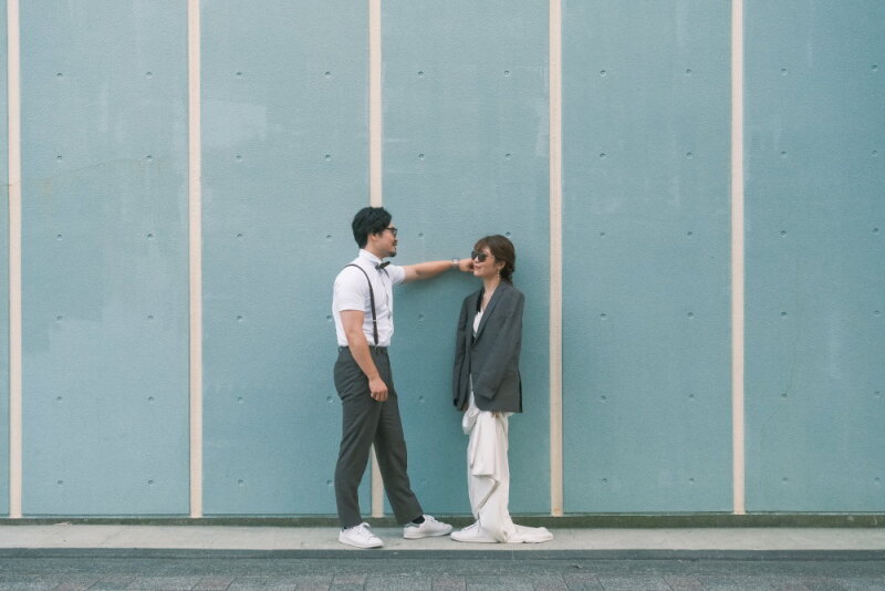 ご新郎様のタキシードを羽織って