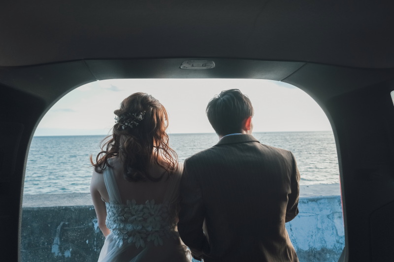 車からの後ろ姿