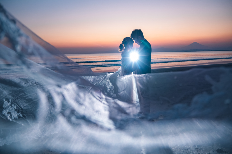 夕焼けの中でのベール