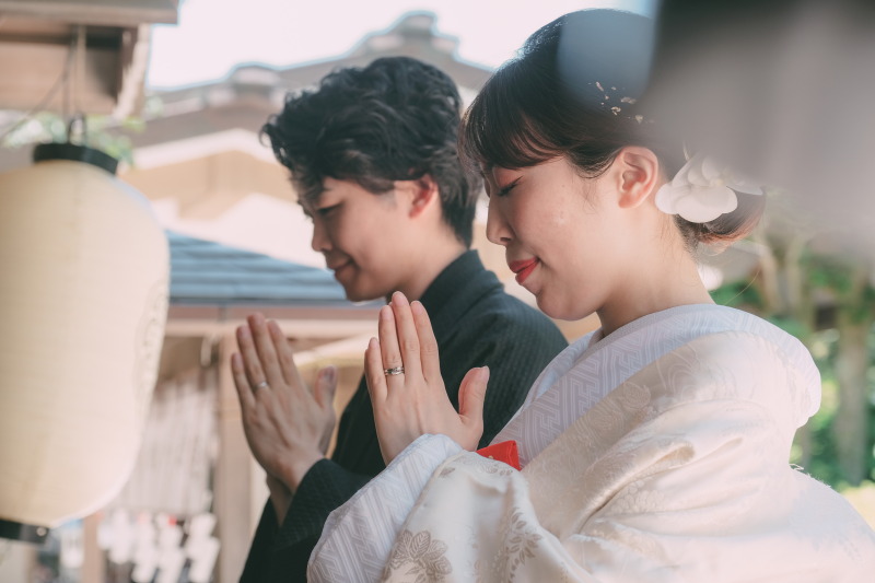 辺津宮で手を合わせるお二人をパシャリ！