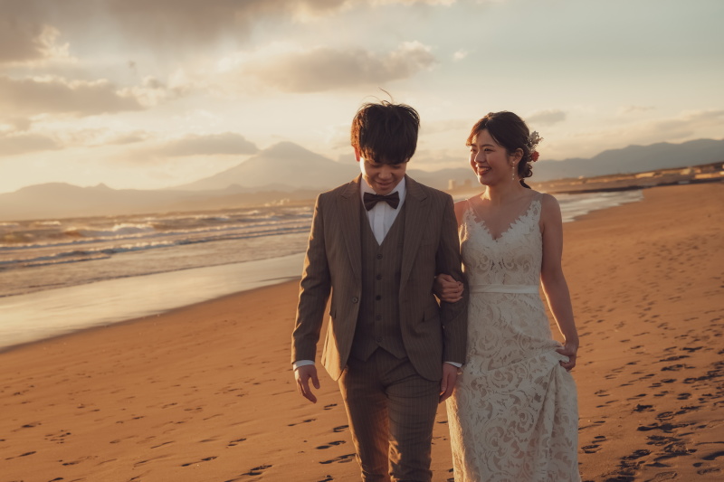 夕陽と富士山とお二人と