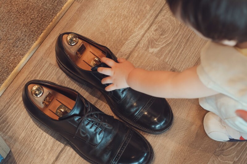 小さな手に大きな靴