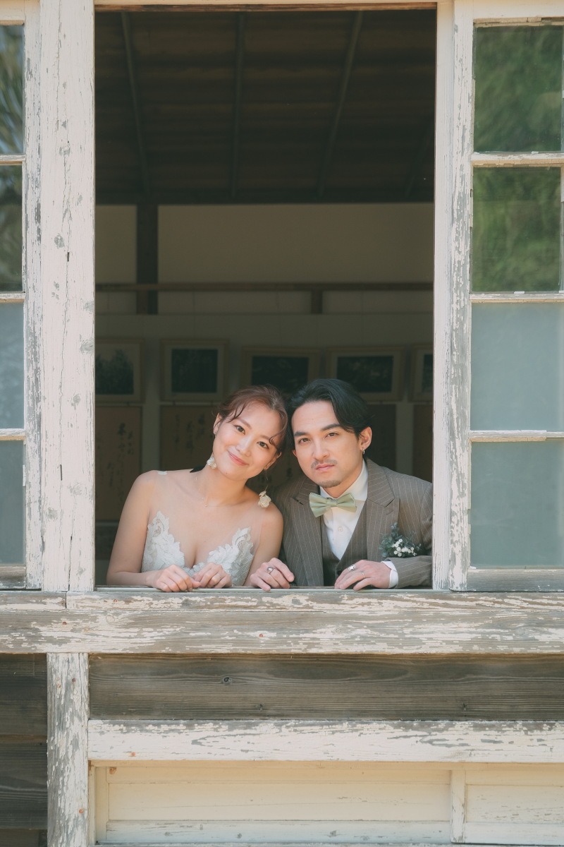 木造の窓枠から♪