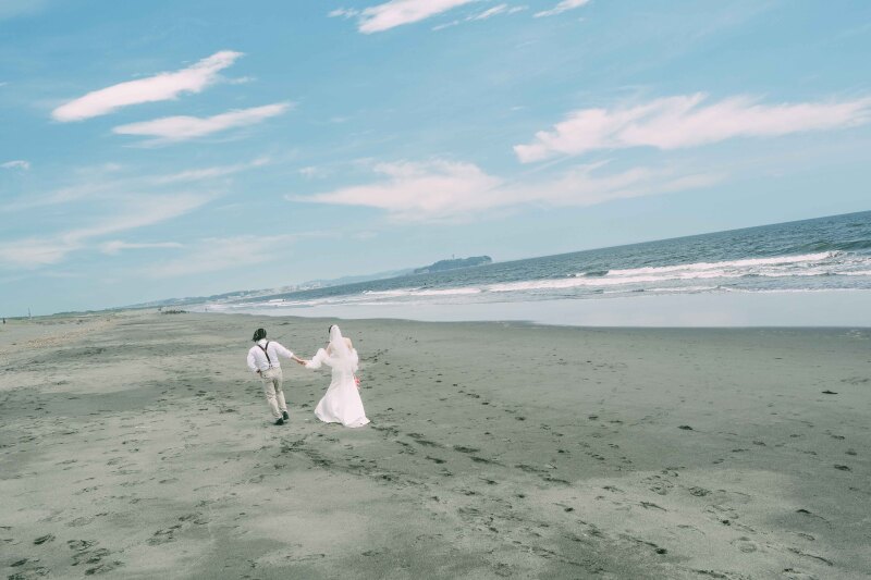 広い砂浜と海と