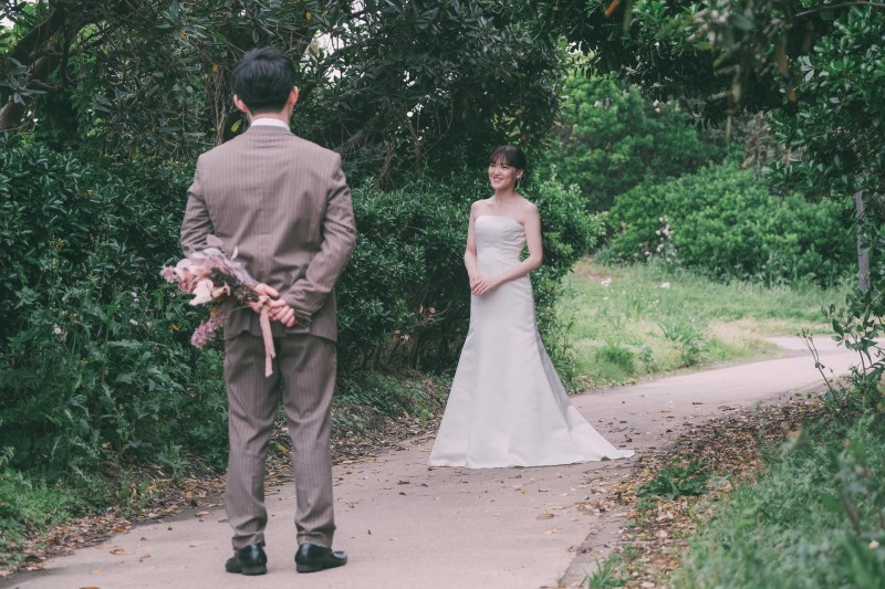 白いウエディングドレスが映える森での撮影