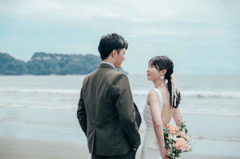 江ノ島を背景に