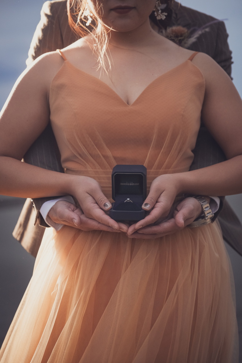 包み込むように