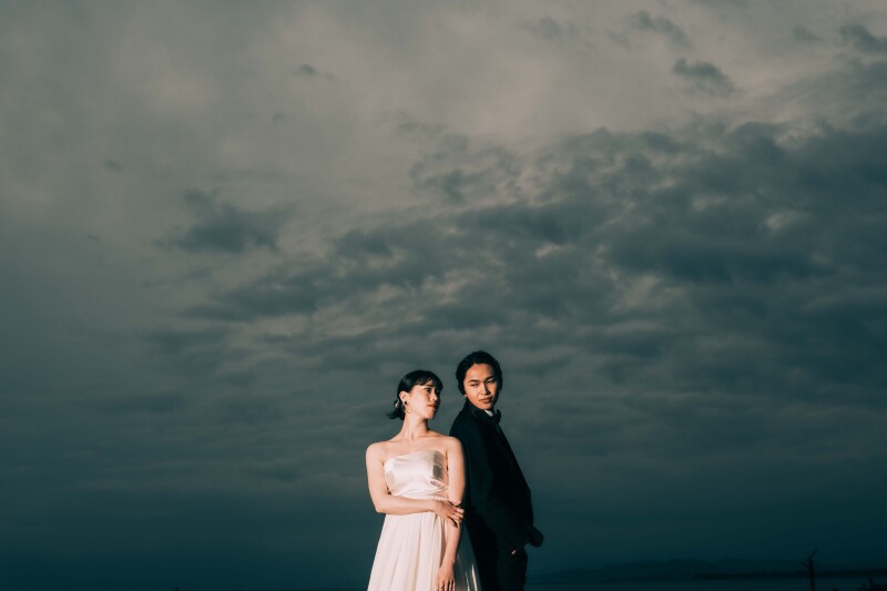 白ドレスでもスタイリッシュに