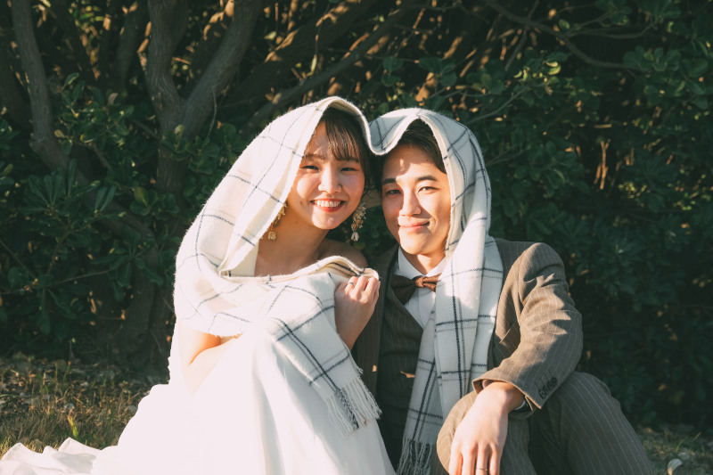 くるまる新郎新婦