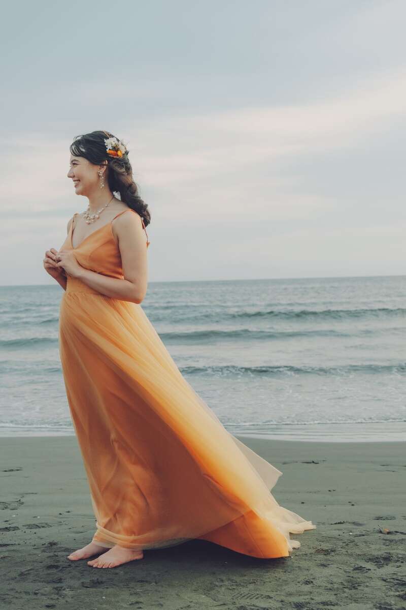 風になびくドレス