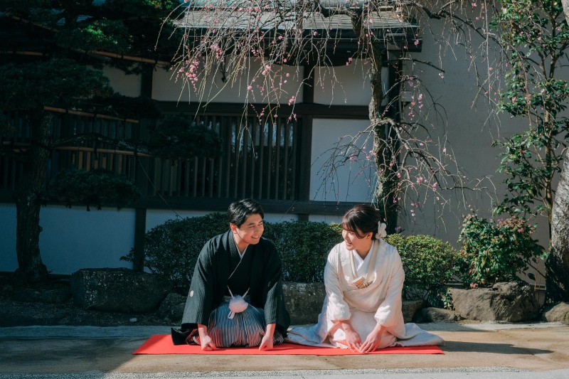 梅の木の前で座りのカット!