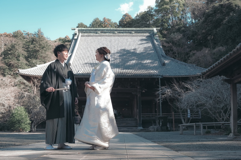 本堂の前ではにこやかに笑うお二人