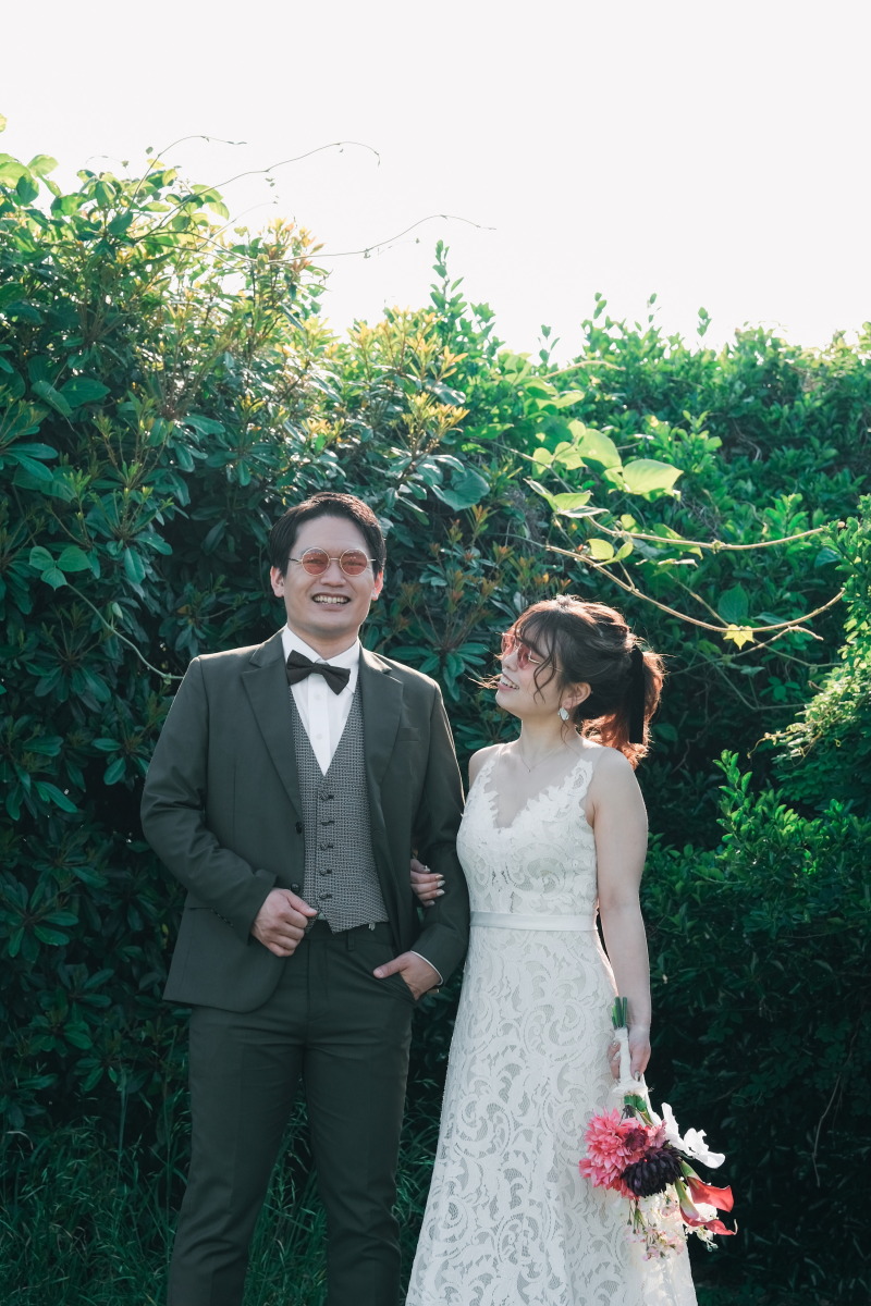 お揃いのサングラスでオシャレ夫婦