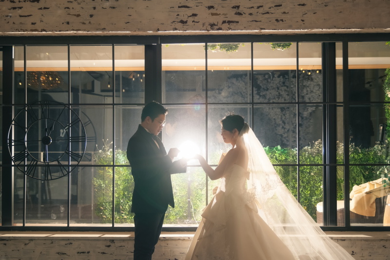 光の中で誓う愛