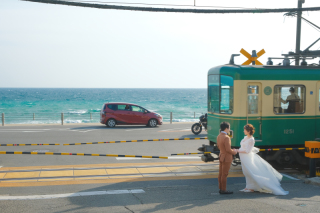 青い海と江ノ電と