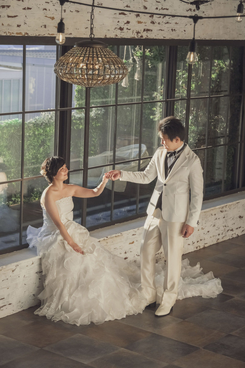 手を取り合って