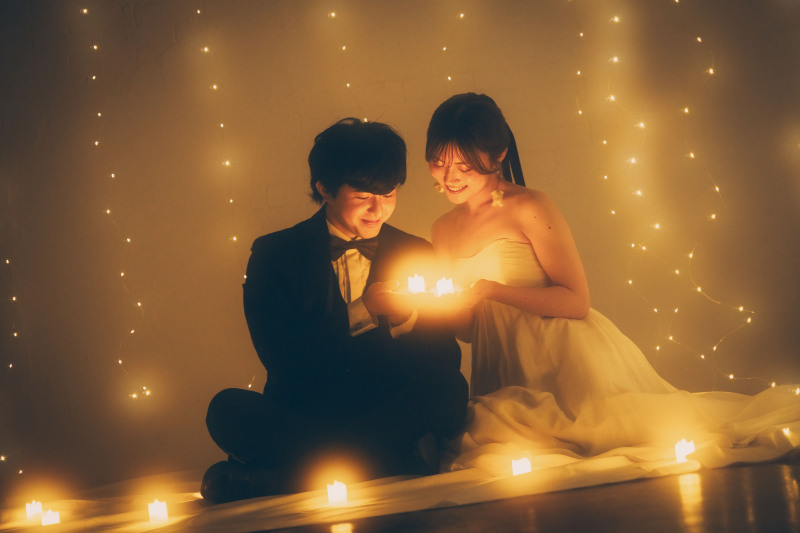 お持込みの小物を使ってウェディングフォトを