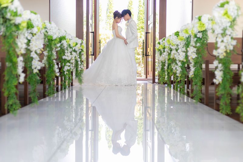 チャペル扉のカットではガーデンの緑もポイントに