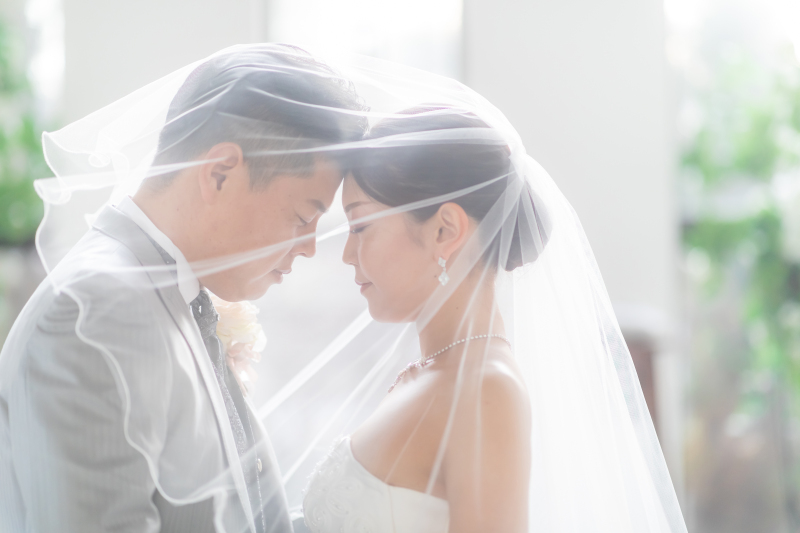 逆光を活かしたチャペルでのロマンティックフォト♪