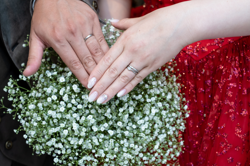 手元のアップカット。ドレスの赤が華やかさをプラス