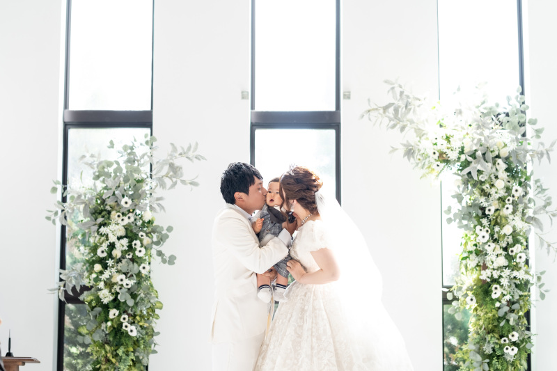 親子3人でのキスシーンも記念に残る1枚に