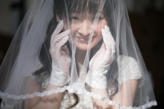 陽光眩しいチャペルで撮影♪光を纏うロマンティックフォト