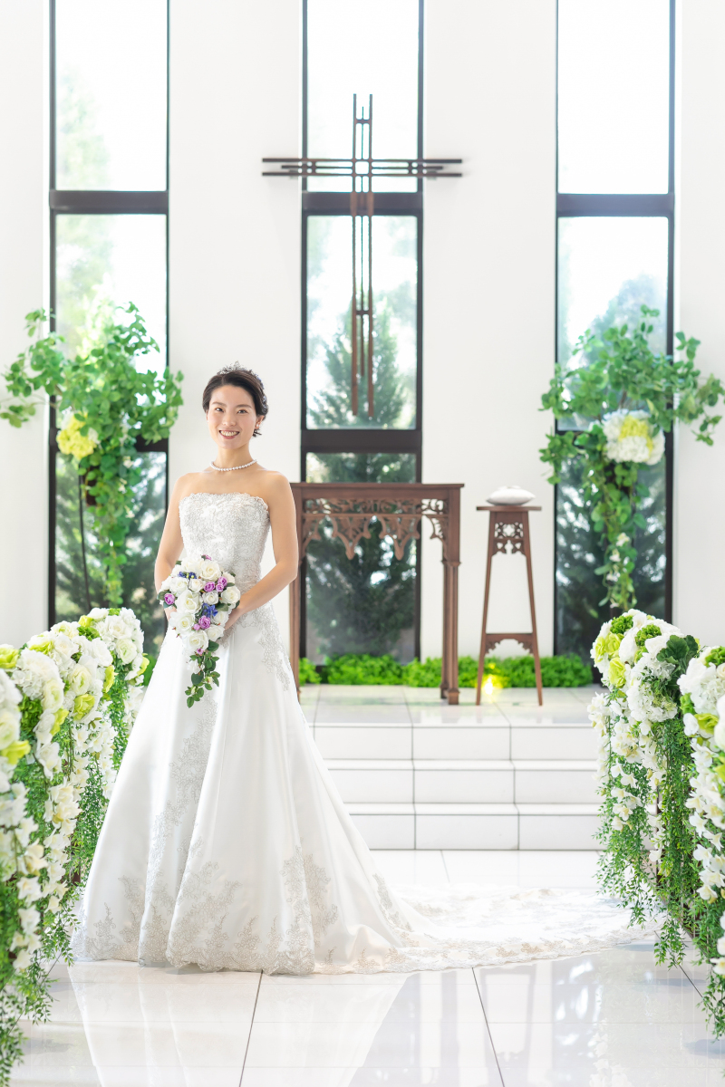 主役は新郎新婦♪光に満ちた大聖堂が瞳も輝かせます