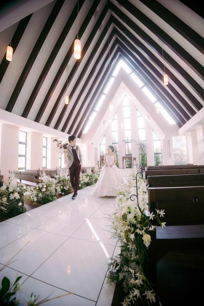 三角屋根の独立型チャペルで動きのある1枚